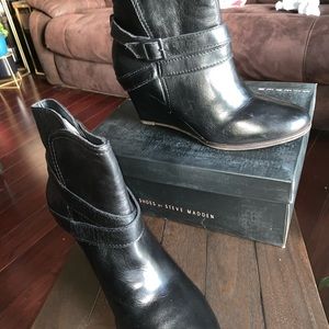I am selling some short leather black boots by Steve Madden -ELLIZA in 11 M